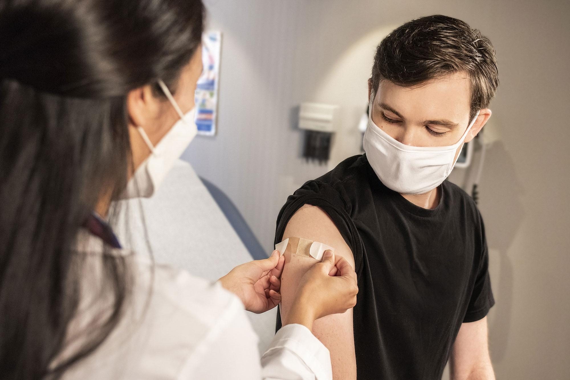 Un jeune homme se fait vacciner
