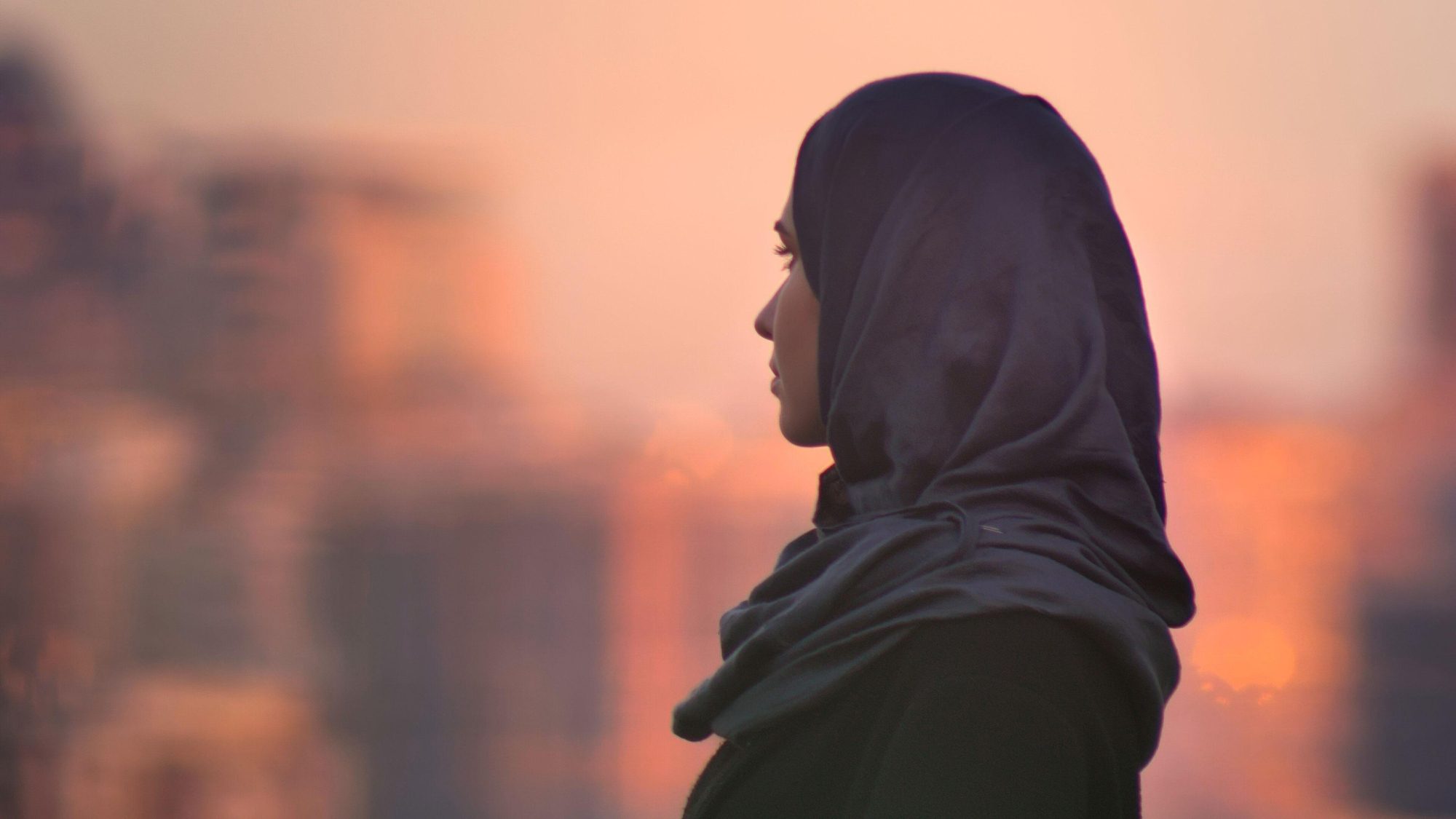 Une femme afghane regarde vers l'horizon