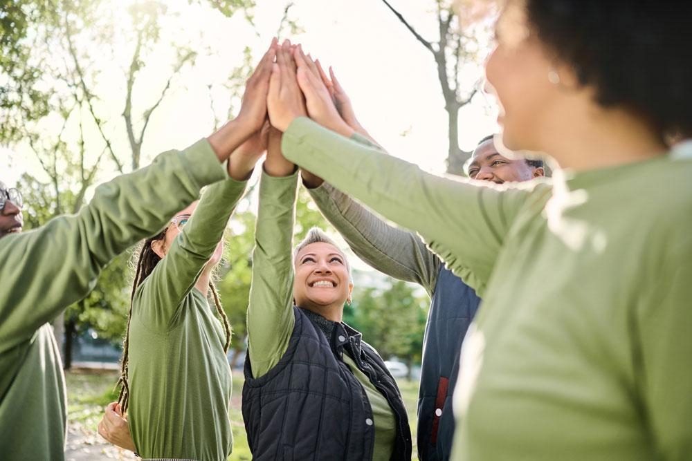 Un groupe de personnes font un "high five"