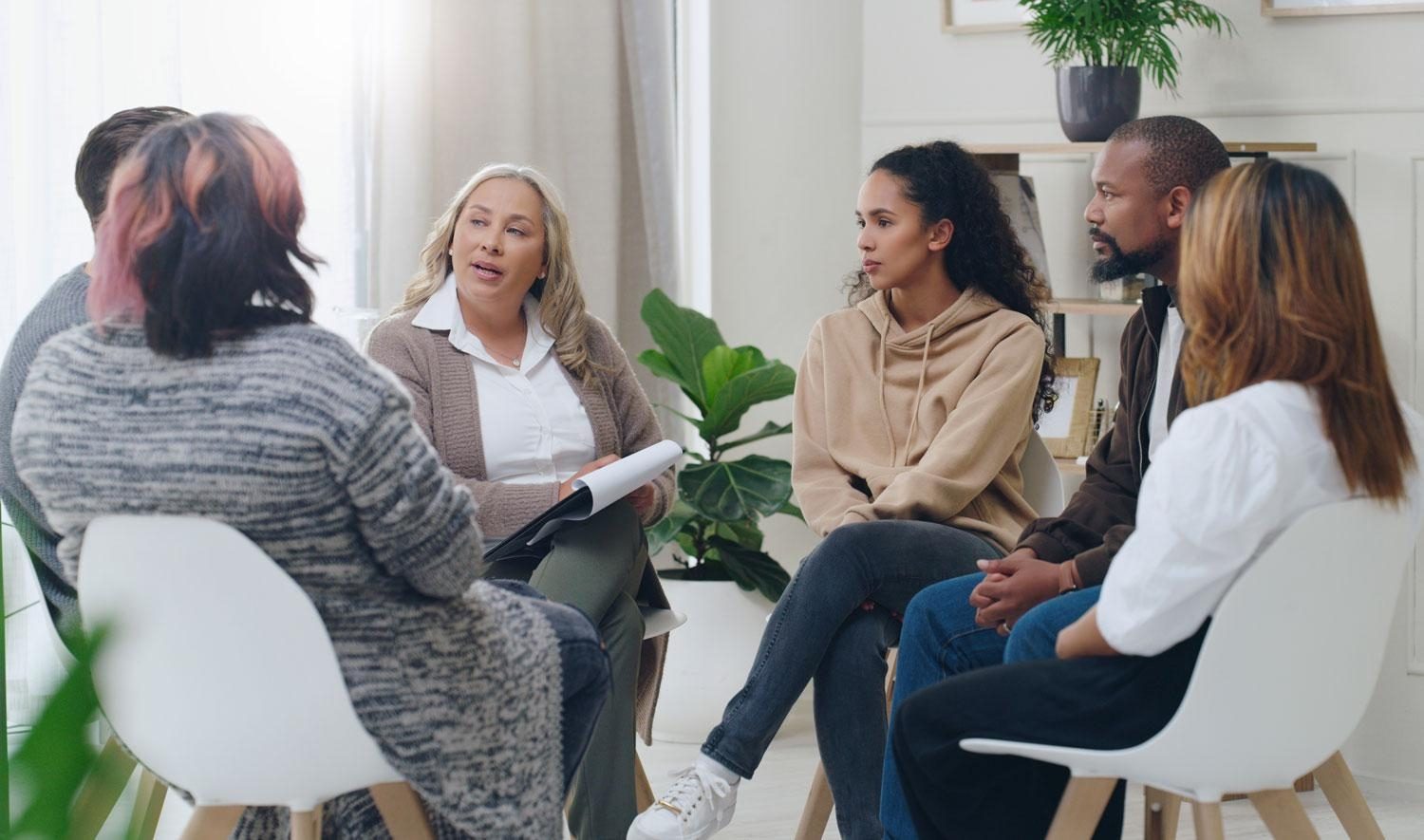 Un groupe de personnes discutent en cercle